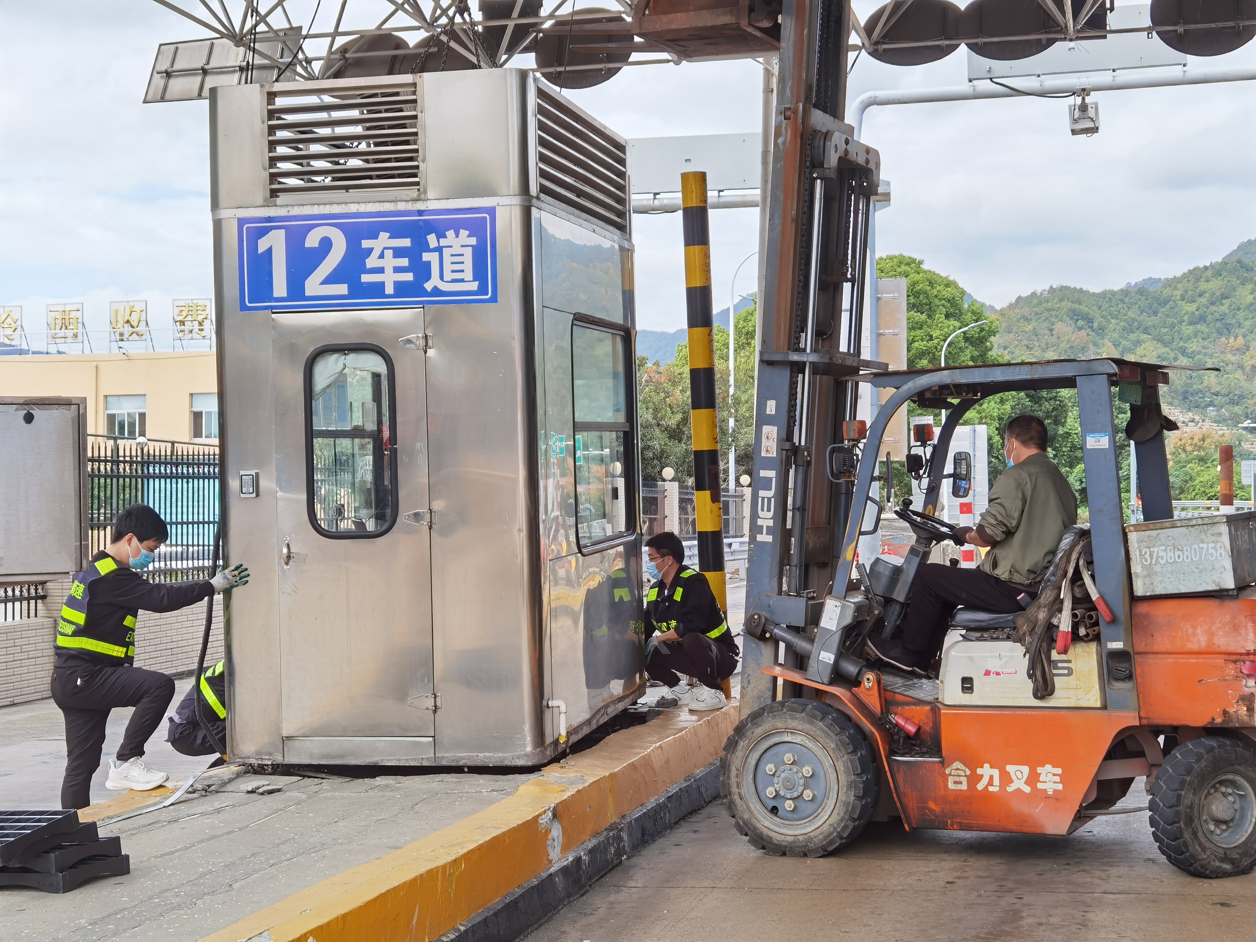 1666683073783722.jpg 20221025維養中心、施救中心聯合對崗亭進行搶修1——鄭霞霞拍攝.jpg